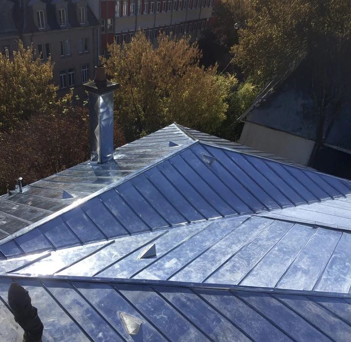 Vue aérienne d'une toiture résidentielle avec couverture en bac acier nervuré bleu-gris