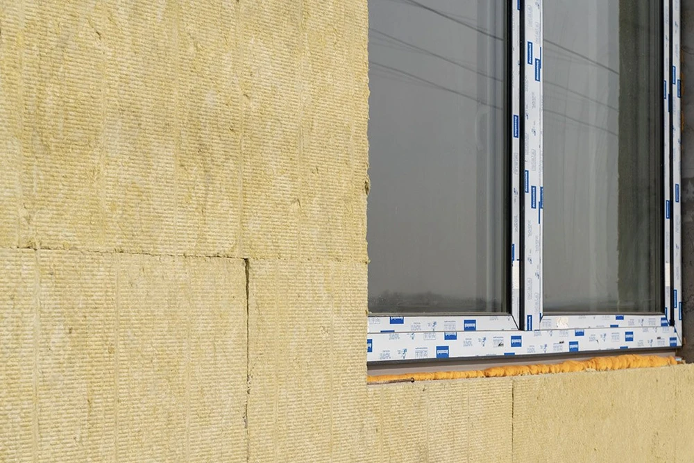 Extérieur d'une maison en construction avec toiture en cours de finition