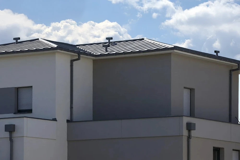Chantier de rénovation de toiture en cours sur maison résidentielle