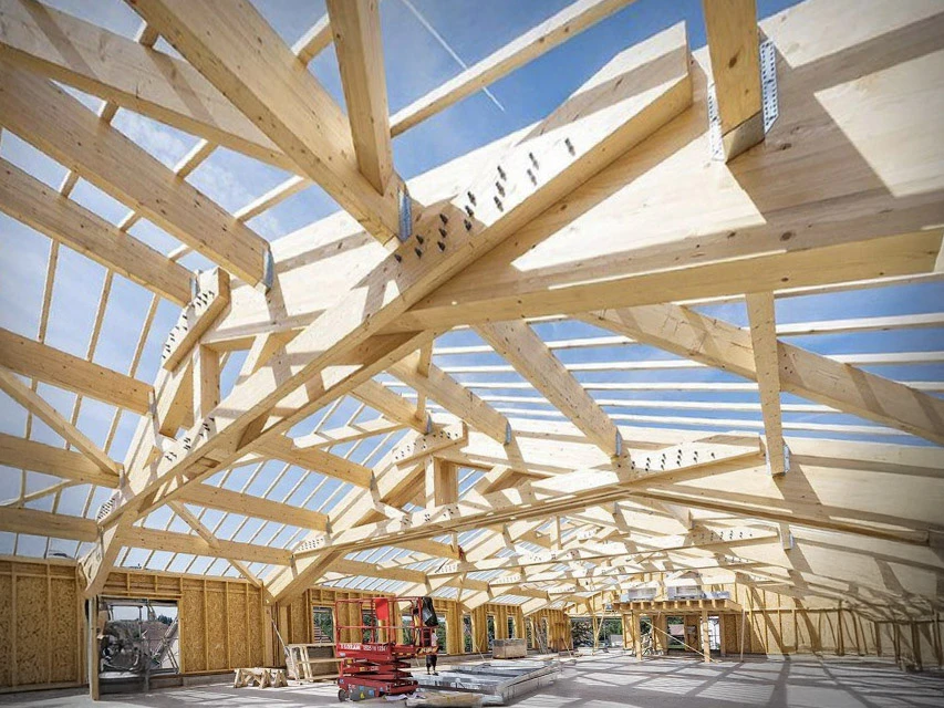 Chantier de rénovation de toiture en cours sur maison résidentielle