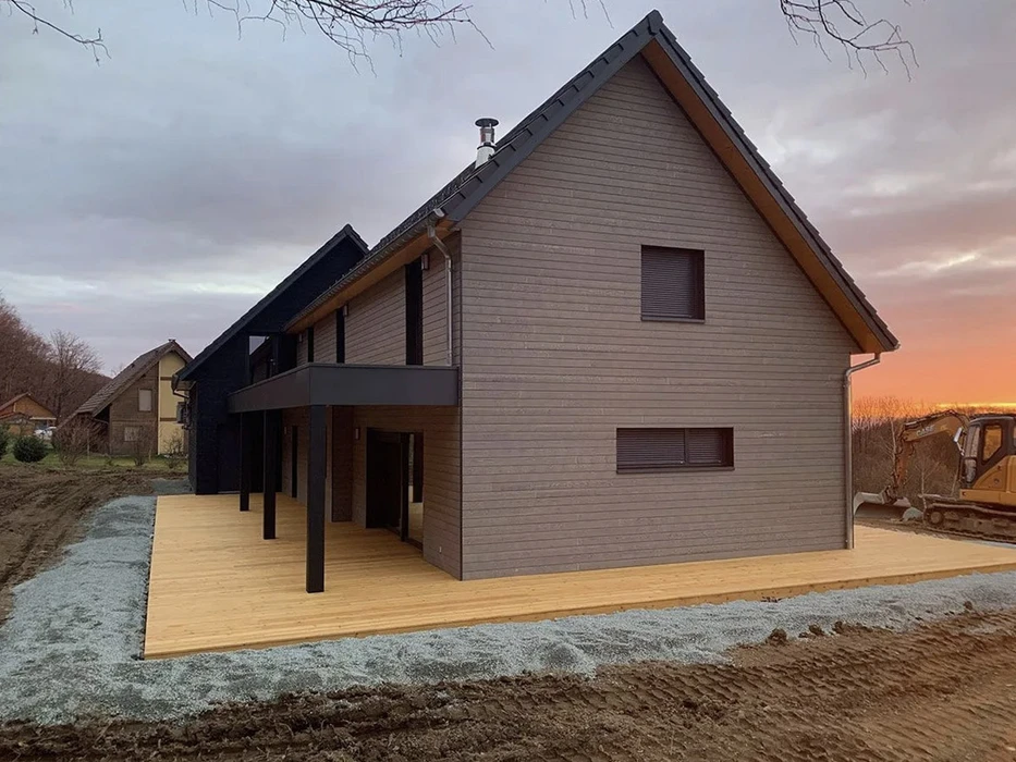 Chantier de rénovation de toiture en cours sur maison résidentielle