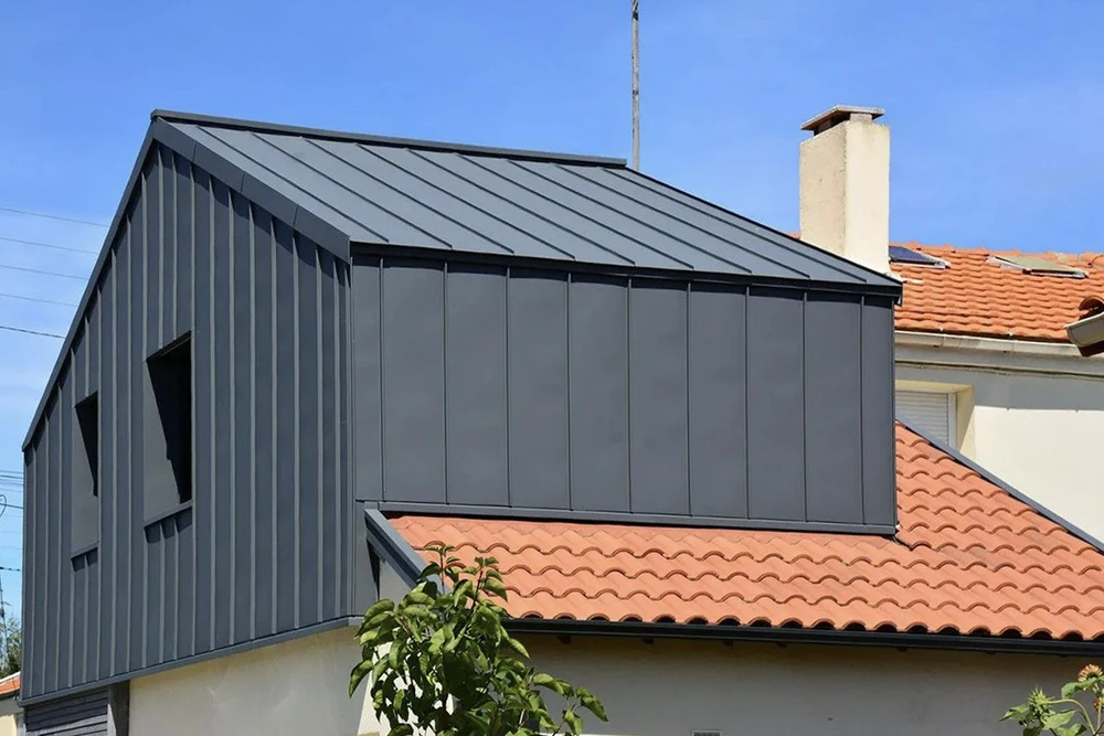 Chantier de construction extérieur avec ouvriers installant une charpente en bois