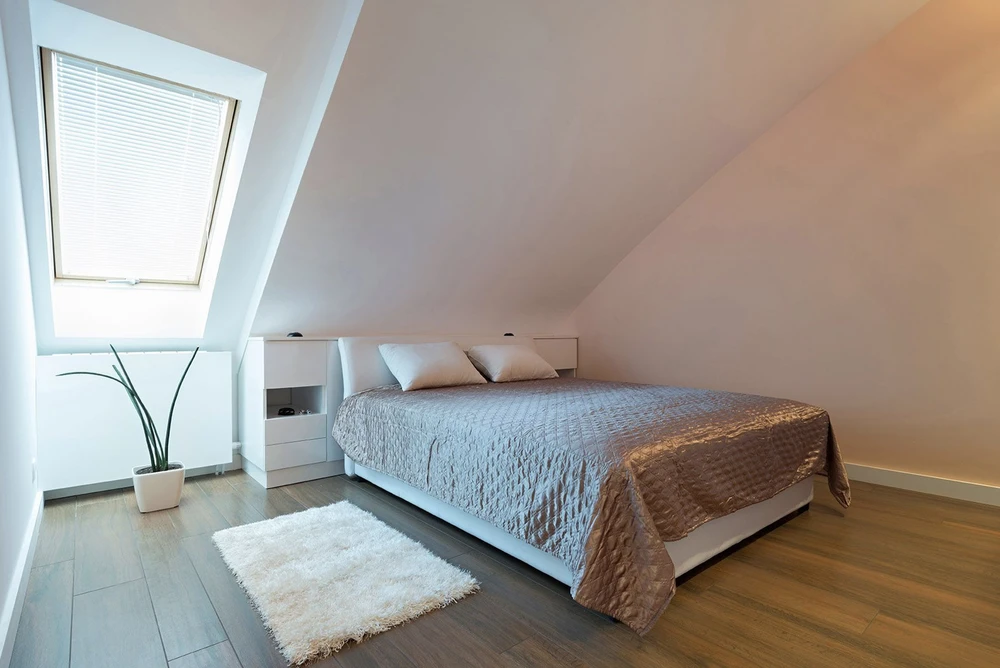 Chantier de construction extérieur avec ouvriers installant une charpente en bois