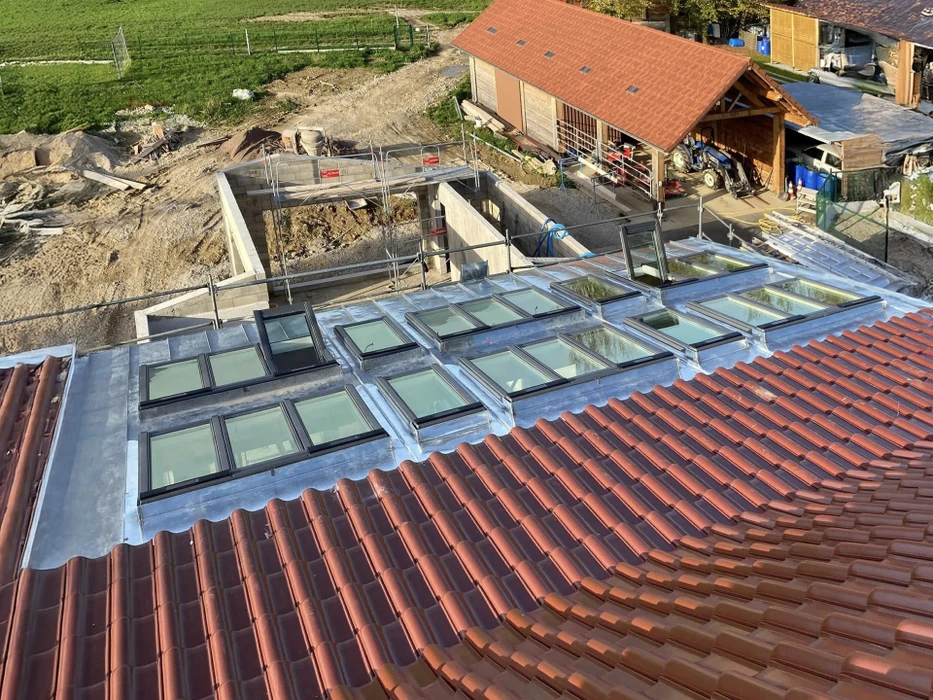 Chantier de construction extérieur avec ouvriers installant une charpente en bois