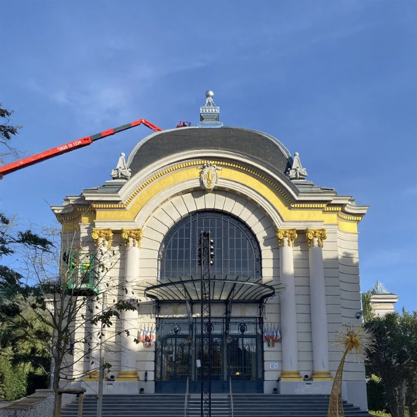 Chantier de construction extérieur avec ouvriers installant une charpente en bois