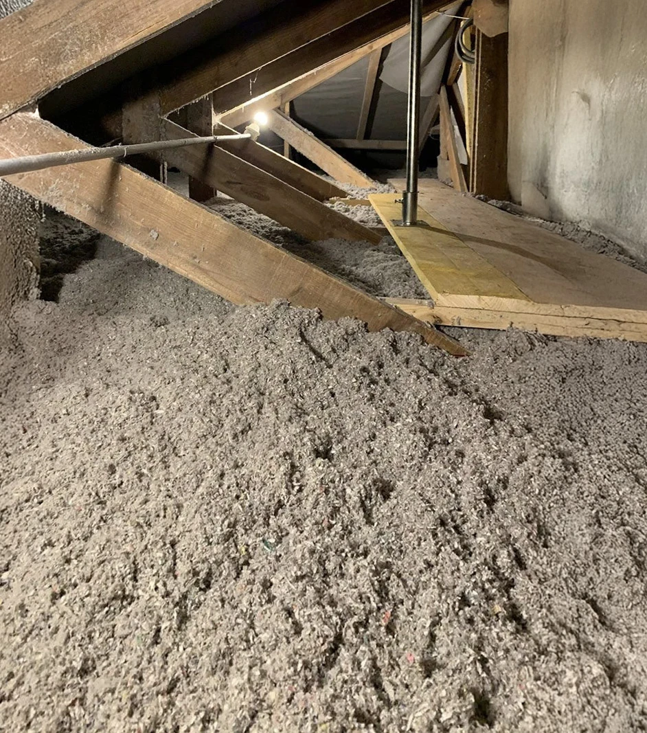 Chantier de rénovation de toiture en cours sur maison résidentielle