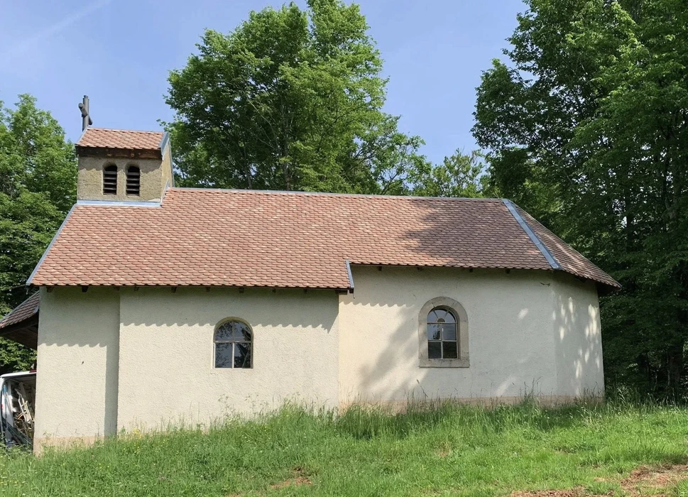 Maison contemporaine à étages avec toiture métallique à bac acier nervuré
