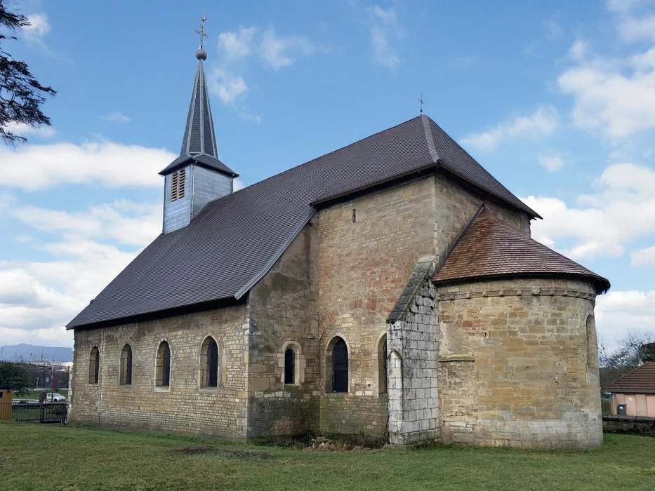 Façade extérieure d'une maison moderne à deux niveaux avec toiture métallique à bac acier nervuré