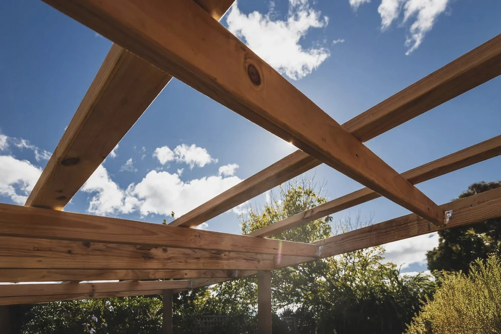 Combles d'une habitation en cours de rénovation avec charpente en bois apparente et isolation au sol