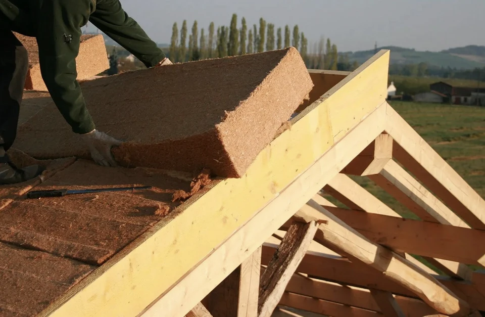 Scène extérieure avec silhouette transparente de maison sur fond de prairie verte sous ciel bleu nuageux avec rayons solaires
