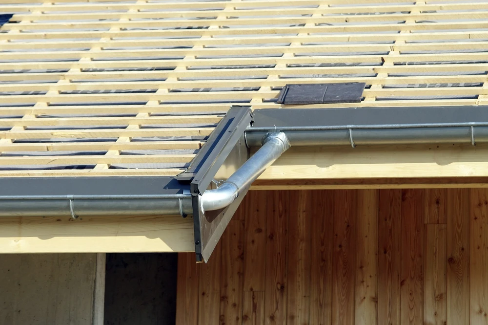 Extérieur d'une maison moderne en cours de rénovation avec extension contemporaine