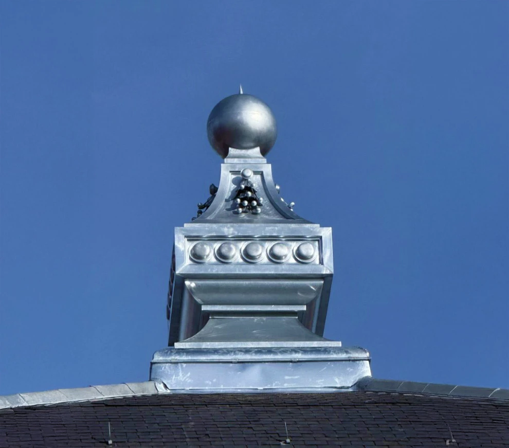 Vue aérienne d'une toiture avec cheminée ornementale en pierre claire