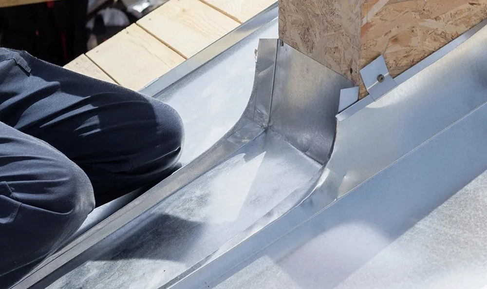 Vue aérienne d'une toiture avec cheminée ornementale en pierre claire