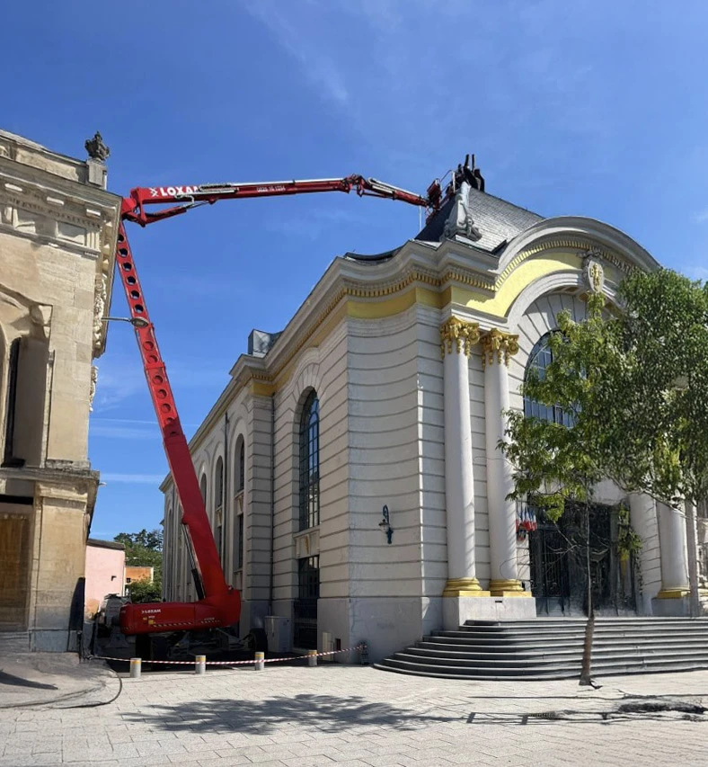 Chantier de rénovation de toiture en cours sur maison individuelle