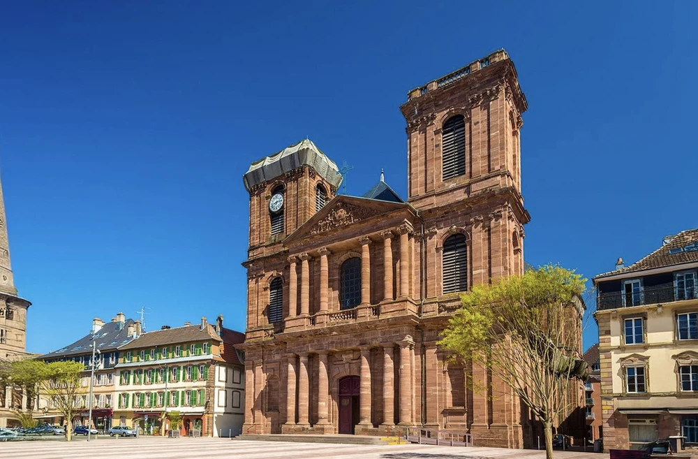 Chantier de rénovation de façade d'immeuble résidentiel avec échafaudage métallique installé