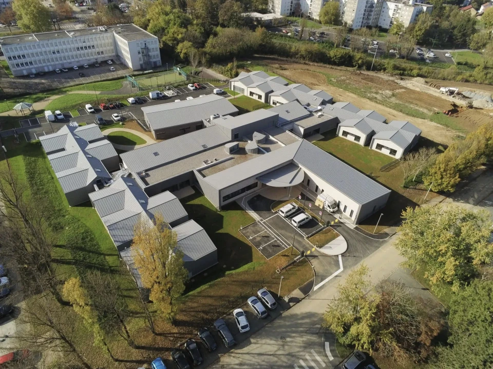 Atelier de bricolage avec outils de construction disposés sur établi en bois