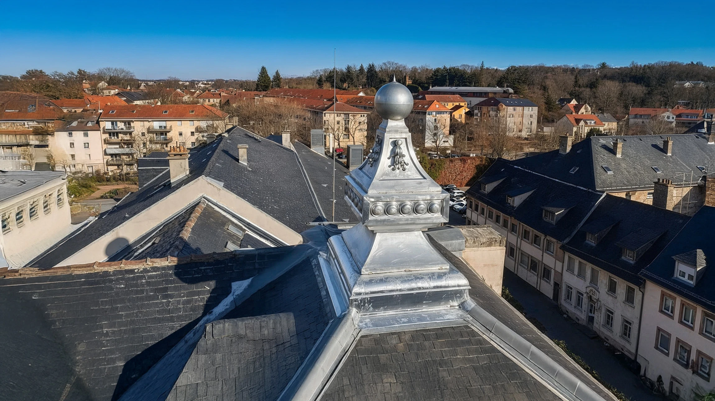 Extérieur d'une maison avec toiture en tuiles canal terre cuite et système d'évacuation des eaux pluviales