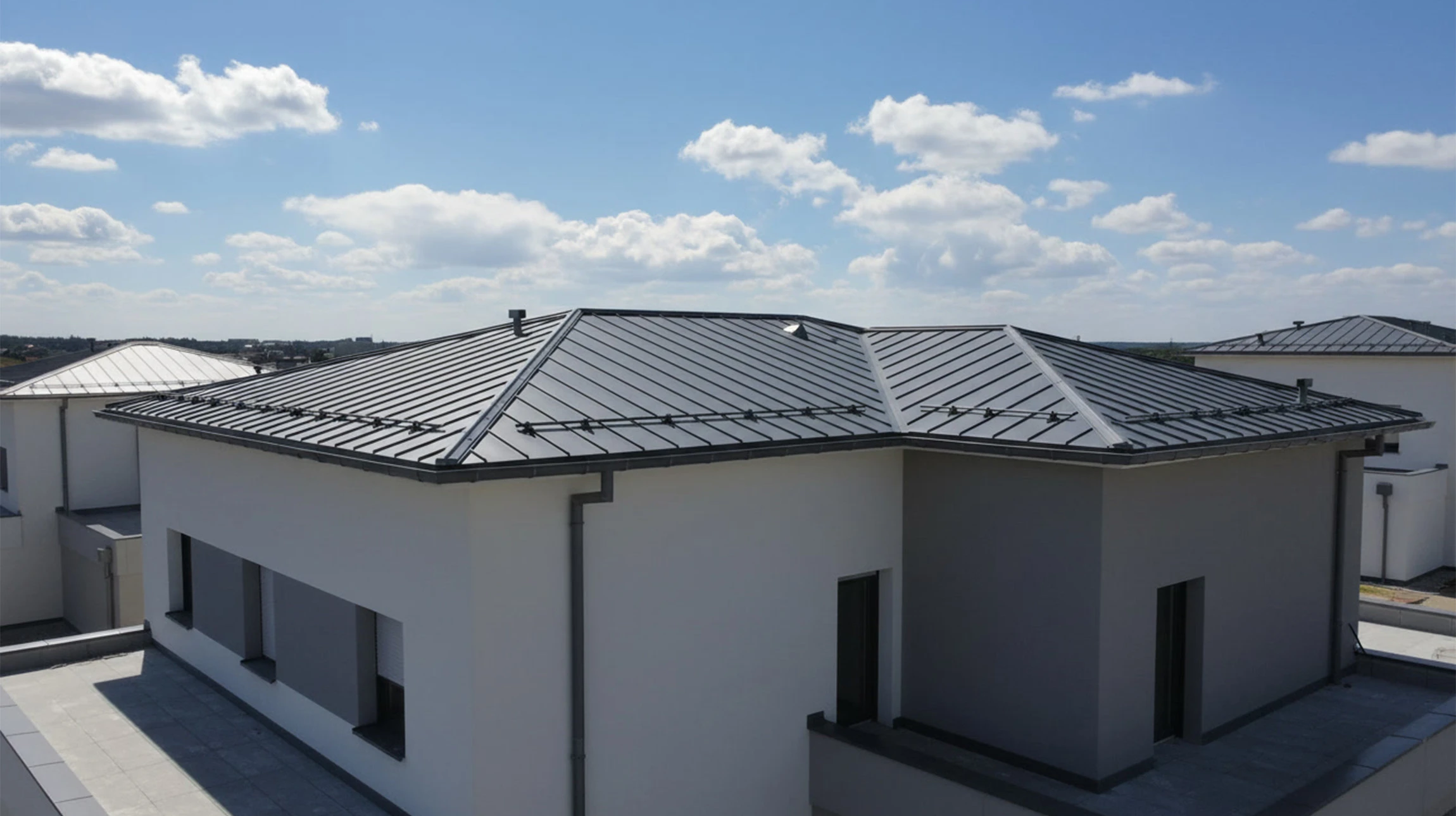 Ext&eacute;rieur d'immeuble r&eacute;sidentiel avec installation de chauffage