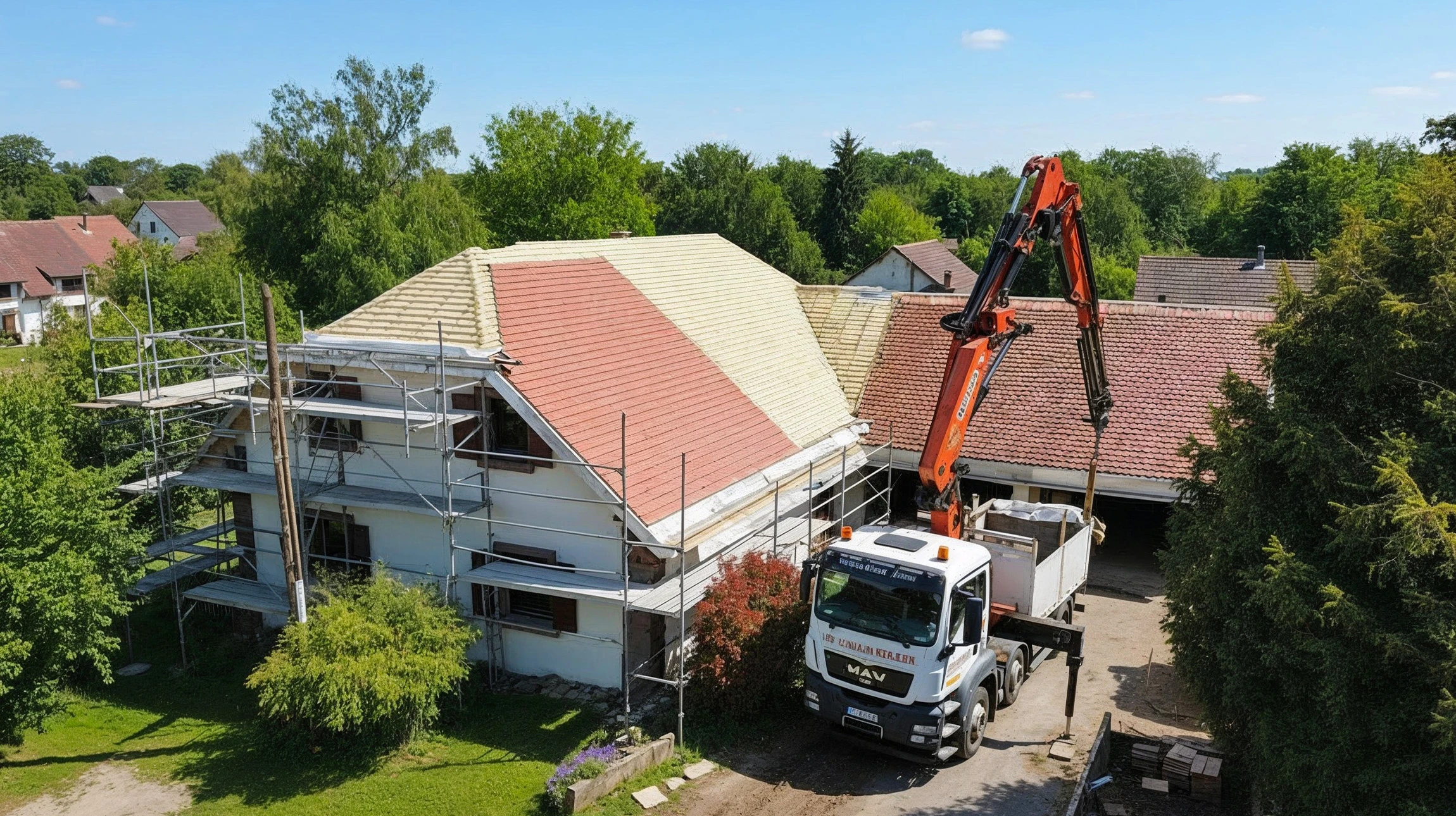 Chantier de construction ext&eacute;rieur avec ouvriers en combinaisons bleues et casques jaunes travaillant sur charpente bois